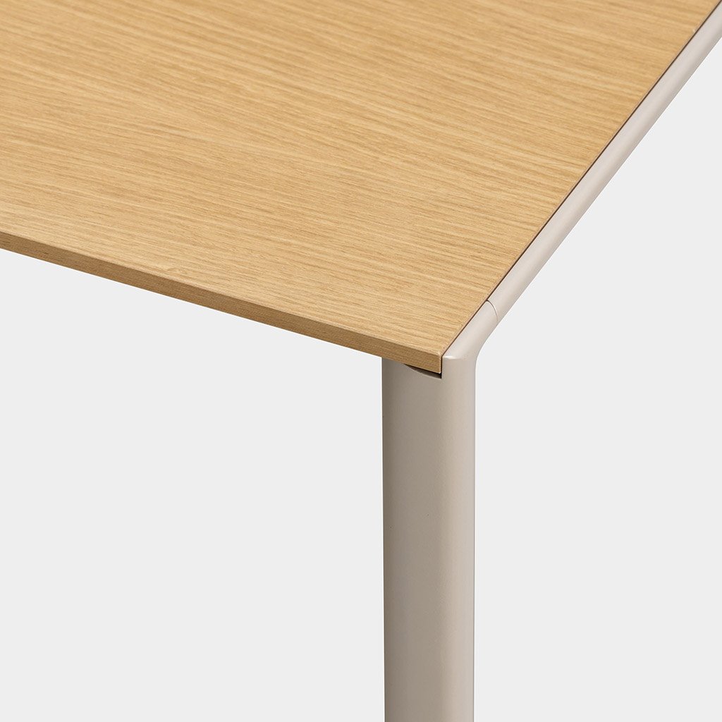 Kristalia Maki Holz Indoor Tisch ausziehbar (Tischplatte europäische Eiche Holzf... Tischplatte europäische Eiche Holzfurnier, Beine sandgrau lackiertes Aluminium (farbähnlich RAL 9002) | 90 x 166 / 201 / 236 / 271cm 01MAK04