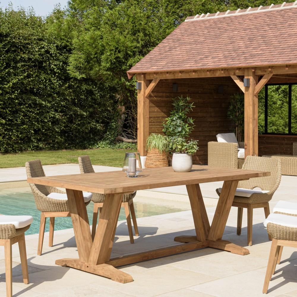 KALLY - Esstisch für den Garten, 220x100 cm, aus recyceltem Teakholz, mit umgekehrtem V-förmigem Untergestell. KALLY