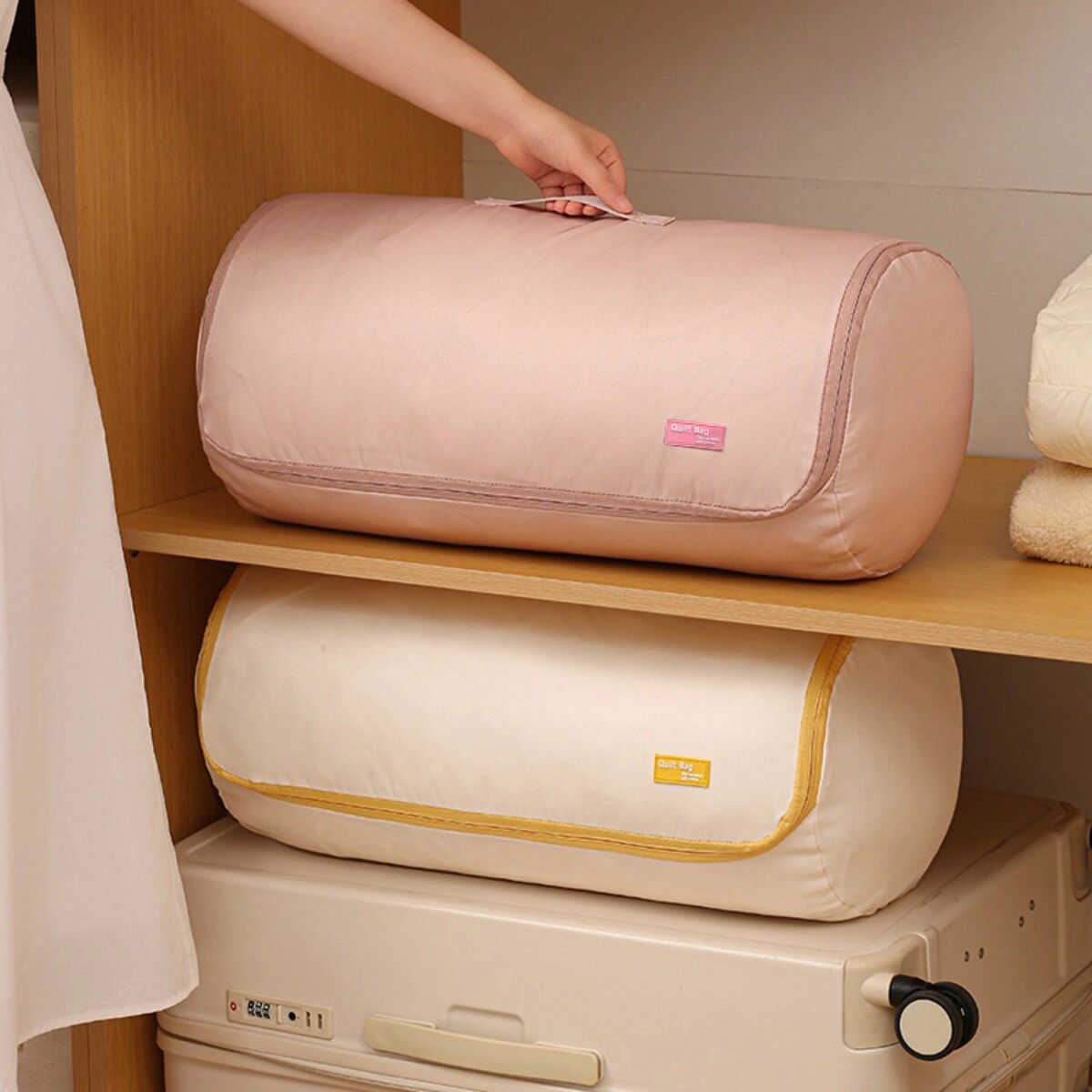 INF Zylindrischer Roll-up-Steppdecken-Aufbewahrungsbeutel - Doppelreißverschluss-Kompression, U-förmige Öffnung, Polyester Beige