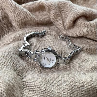 Fusion Finds Elegant Women's Quartz Watch Minimalist Ladies Bracelet Watch For Everyday Style silvery