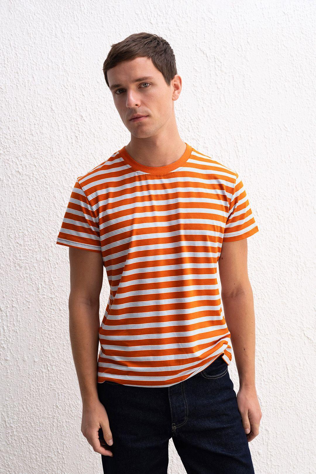 Schmal geschnittenes gestreiftes Rundhals-T-Shirt