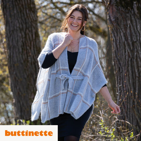 Strickanleitung – XL-Poncho mit Bindegürtel aus Woll Butt Primo Amira