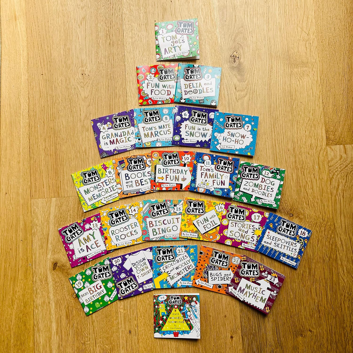 Scholastic Tom Gates Advent Calendar: 24 mini-books perfect for the Christmas countdown! (Tom Gates Series)