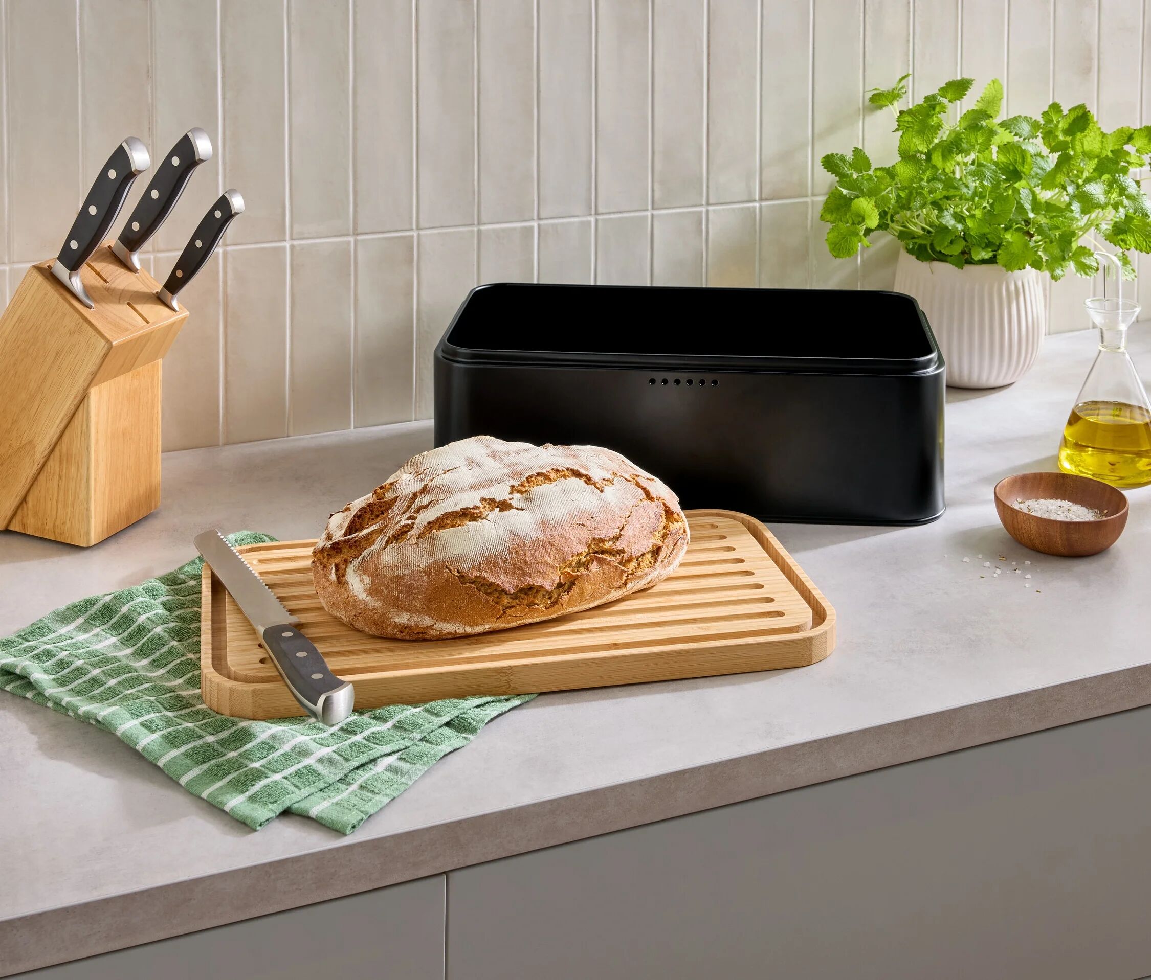 Tchibo - Brotkasten mit Schneidebrett - schwarz