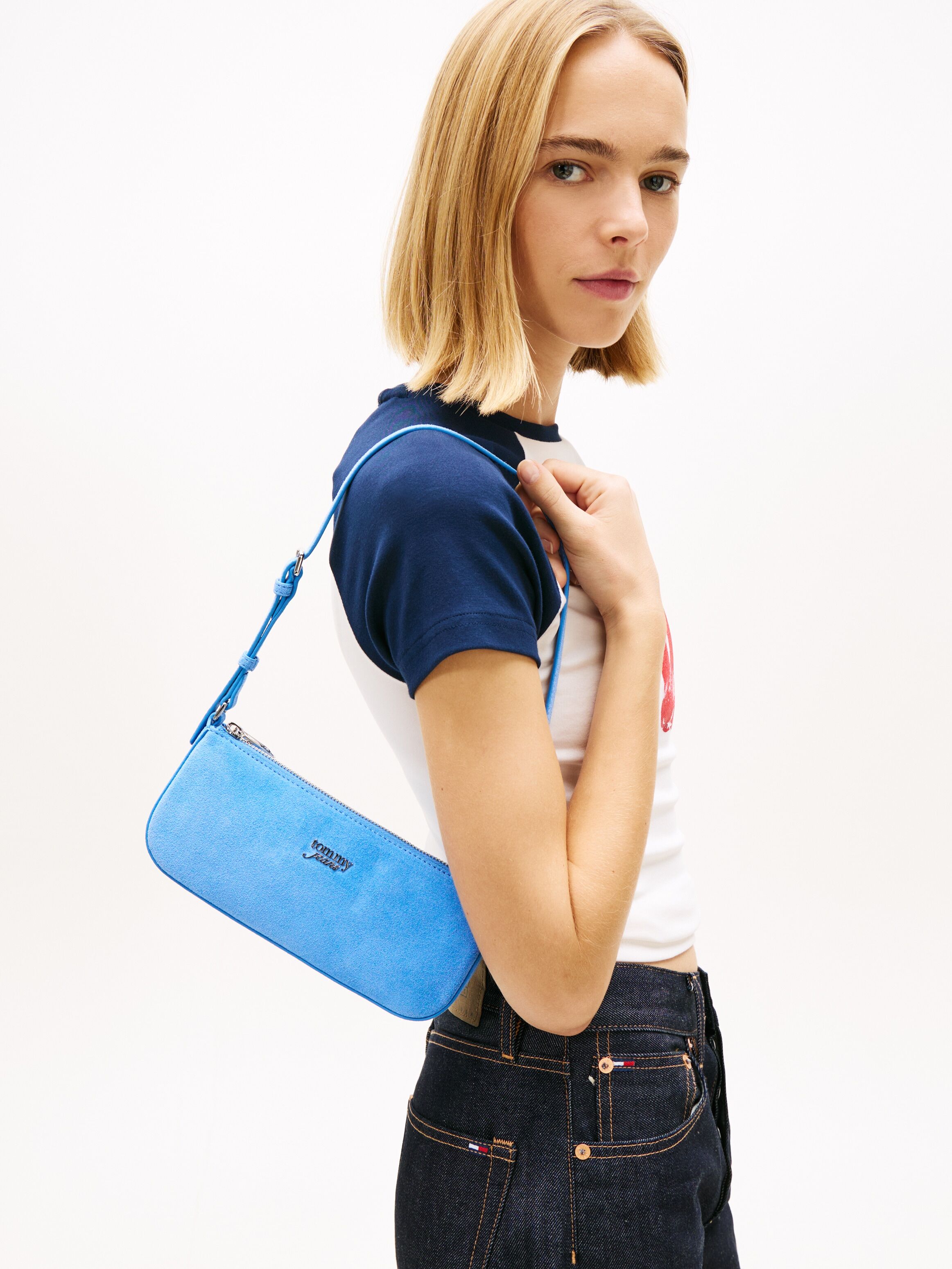 Schultertasche TOMMY JEANS "TJW MUST SUEDE SHOULDER BAG", Damen, Gr. B/H/T: 23,5cm x 10,5cm x 5cm, blau, Leder, Lederimitat, Taschen Schultertasche, Damen Umhängetasche, Handtasche, Mini Bag mit TH-Logo blau B/H/T: 23,5cm x 10,5cm x 5cm