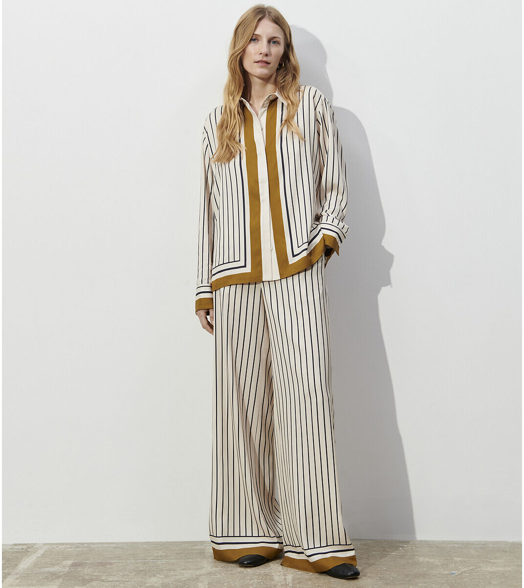 ANNE WEYBURN Pantalon satiné, rayé, large et fluide