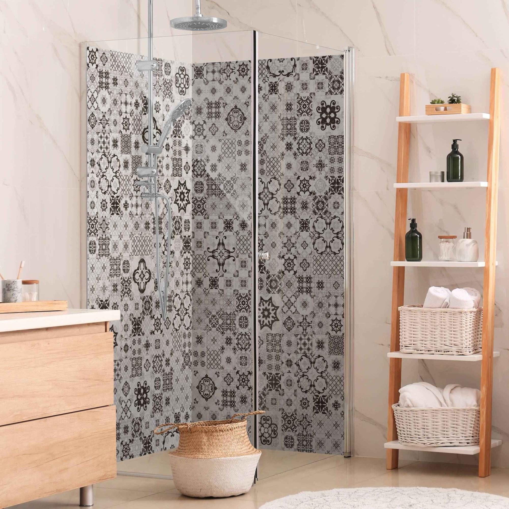 Duschrückwand mit Motiv selbstklebend - 0.61 mm Wandpaneel wasserfest Design grau Fliesenoptik Illustration Badrückwand fugenlos Premium matt 110x190 cm