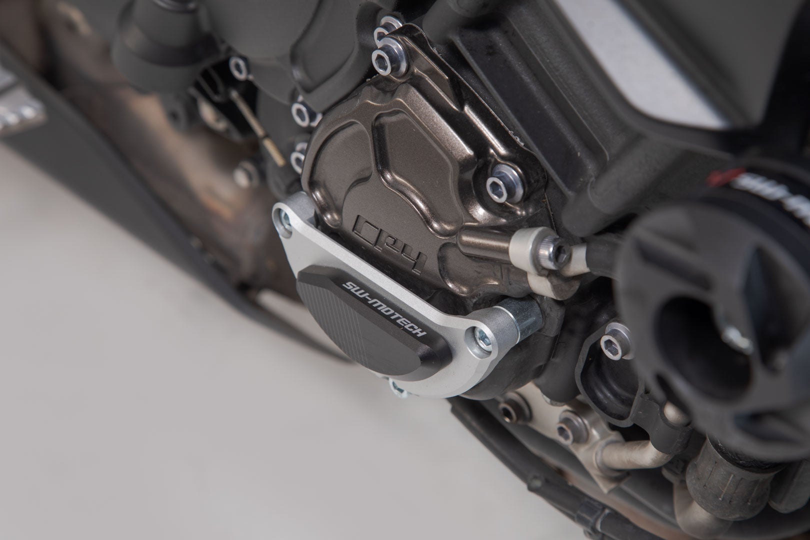 SW-Motech Motorgehäusedeckel-Schutz - Schwarz/Silbern. Yamaha MT-10 / SP (16-). MSS.06.564.10000