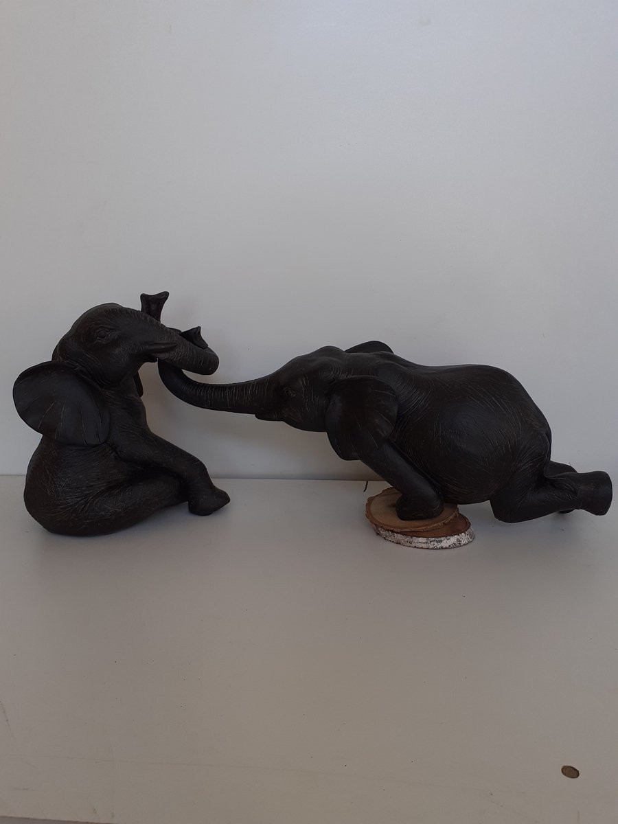 Olifanten beeld met twee olifanten waarbij de een de ander omhoog trekt, B/D/H: 53 x 22 x 18 cm