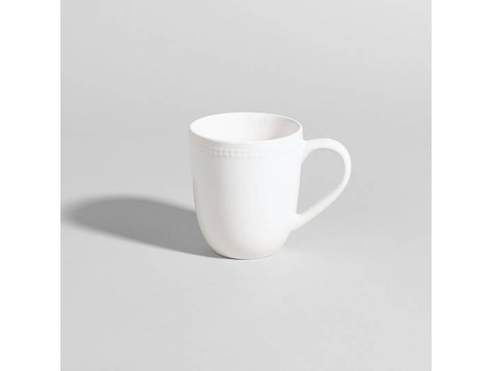 Weißer Keramikbecher mit geprägtem Rand