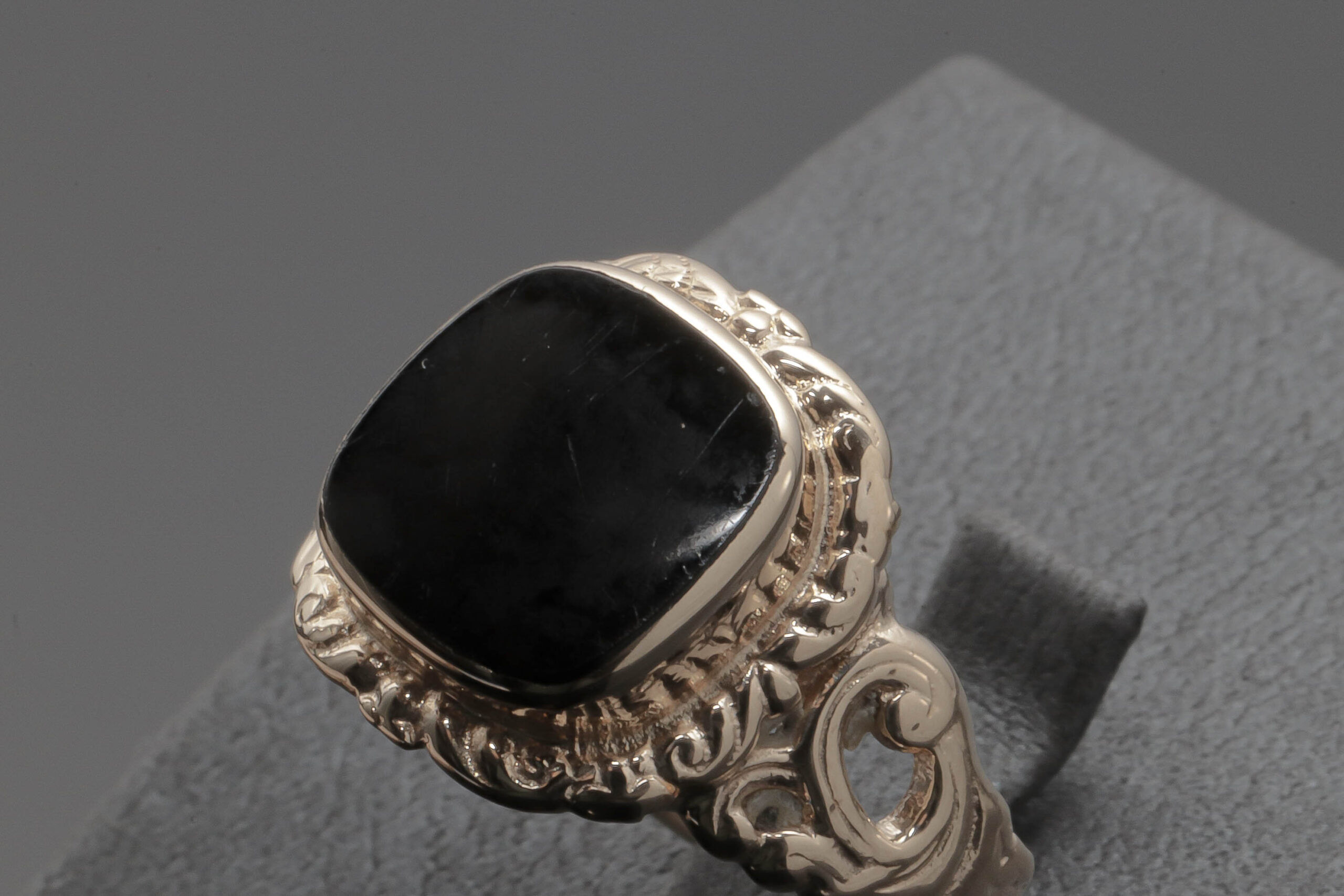 Sero Guld Ring med sort onyx i 14 karat guld