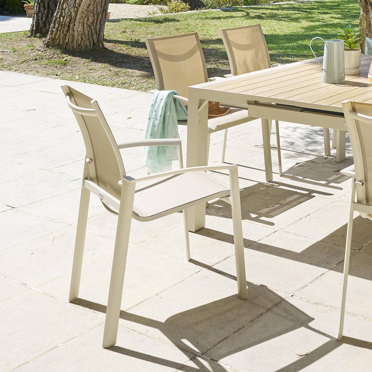 Fauteuil de jardin empilable AXANT Lin / Argile Aluminium traité époxy, Texaline Hespéride