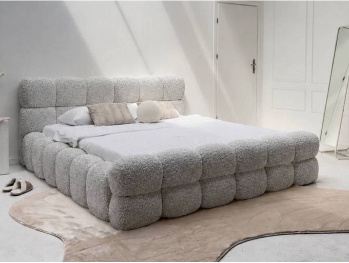 yourhouse24 Polsterbett Design-Bett im Cloud-Look – Hohes Fußteil, Bouclé-Stoff, Bubble-Optik & Japandi