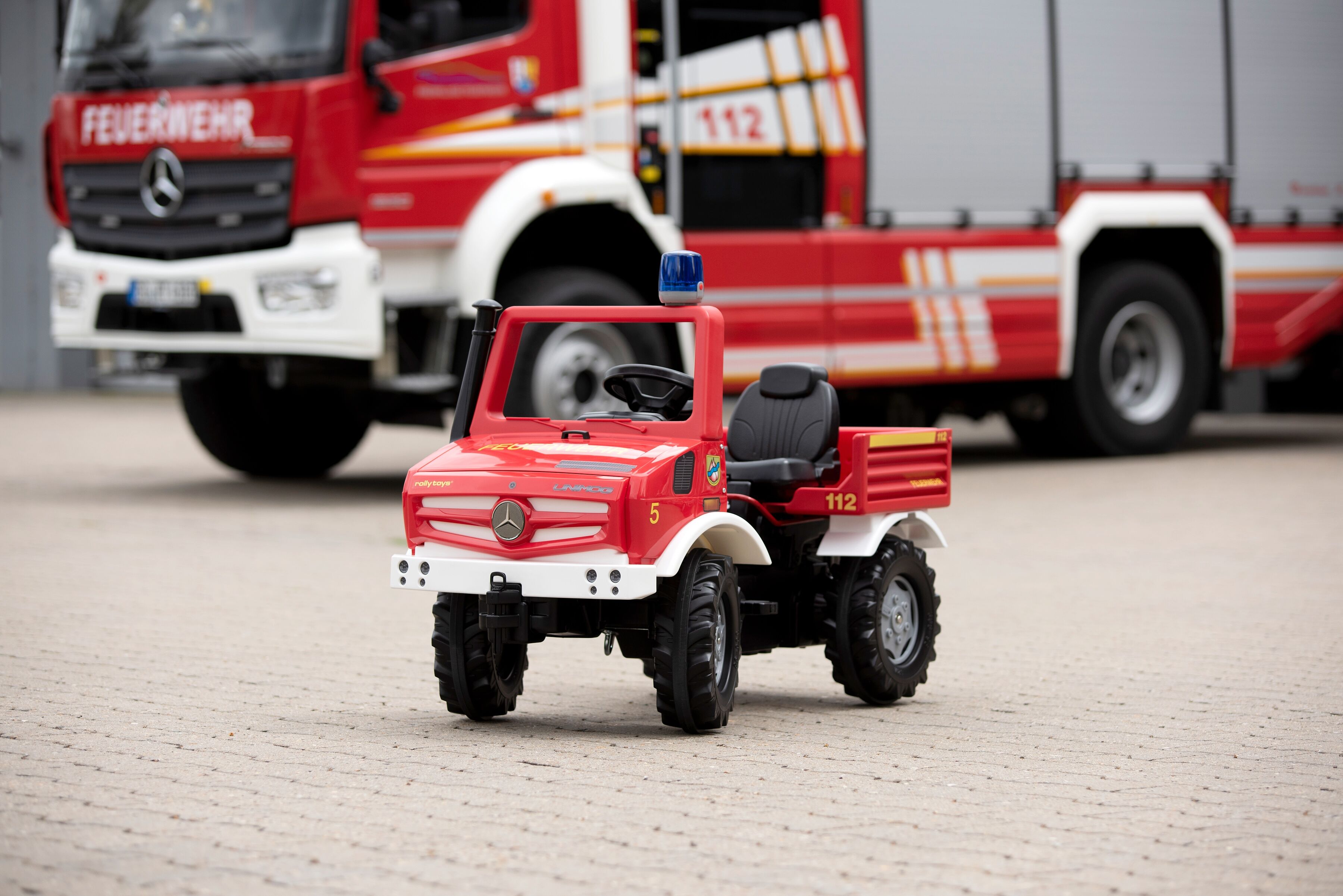 Tretfahrzeug ROLLY TOYS "rollyUnimog Fire", rot, Tretfahrzeuge, KinderB:118cm H:81cm T:54cm, Tretfahrzeug, inkl. rollyFlashlight, B:118cm H:81cm T:54cm