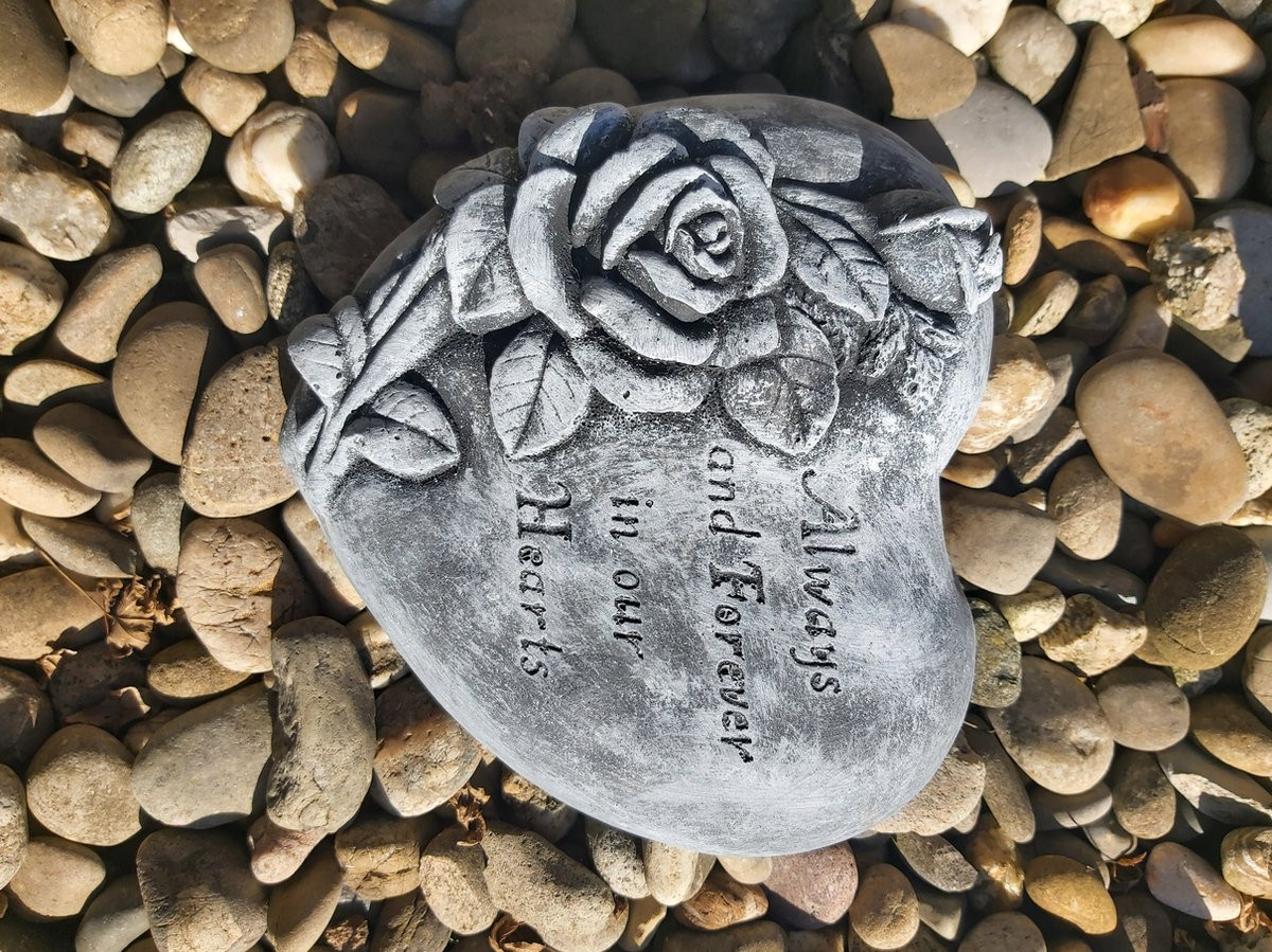 Gedenksteen Hart met Roos Always and Forever in our Hearts - Betonnen Grafdecoratie - Grijs - B: 20 cm, H: 17 cm