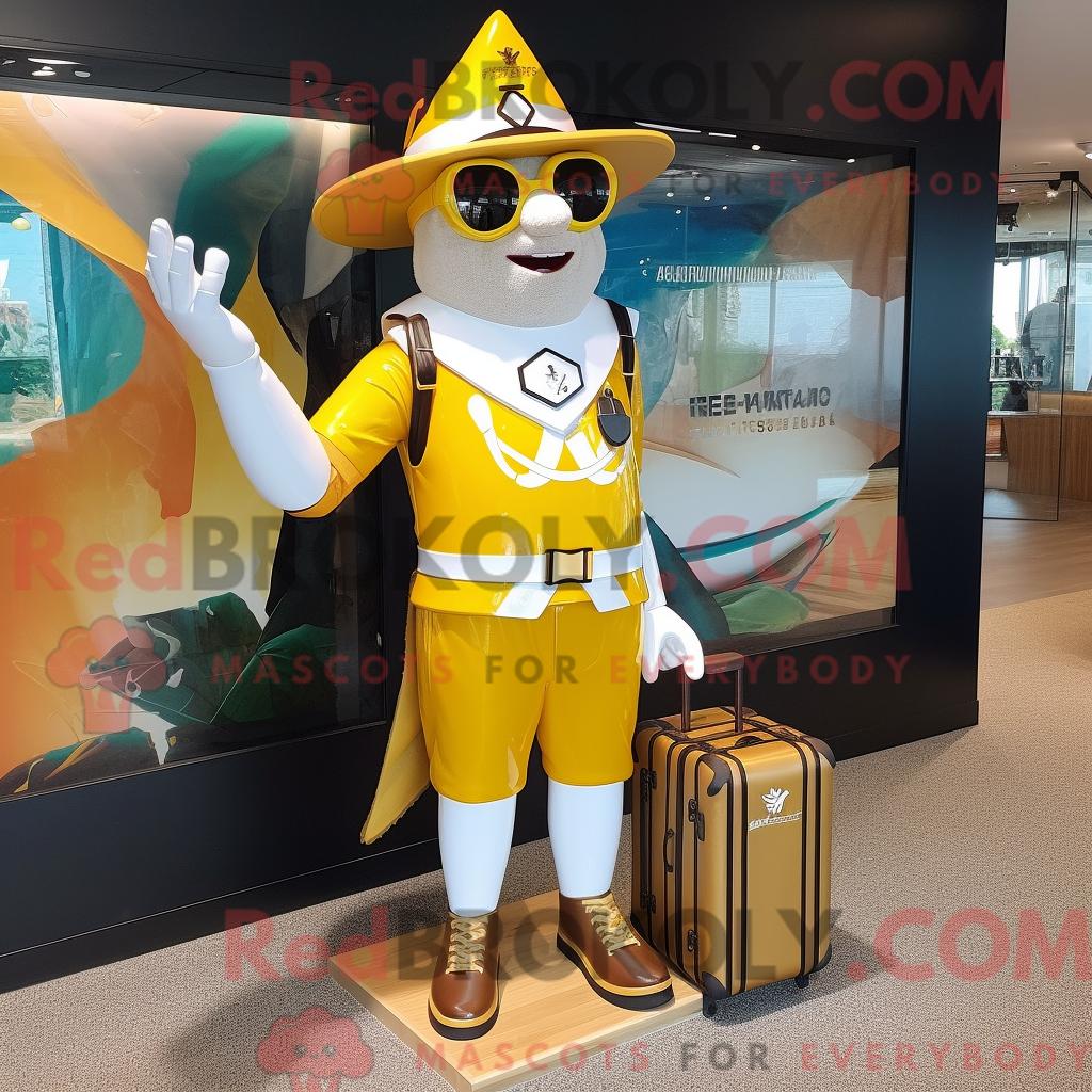 Maskottchen REDBROKOLY eines Goldring-Masters mit Boardshorts und Messengerbag