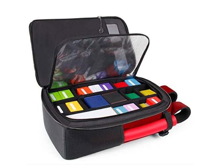 ENHANCE MTG-Rucksack - Sammleredition TCG-Rucksack für Deckboxen, gesleevte Karten, Spielmatten, MTG-Zubehör – anpassbare Kartenorganisation mit integriertem Card Defender Screen (Drachen Rot)