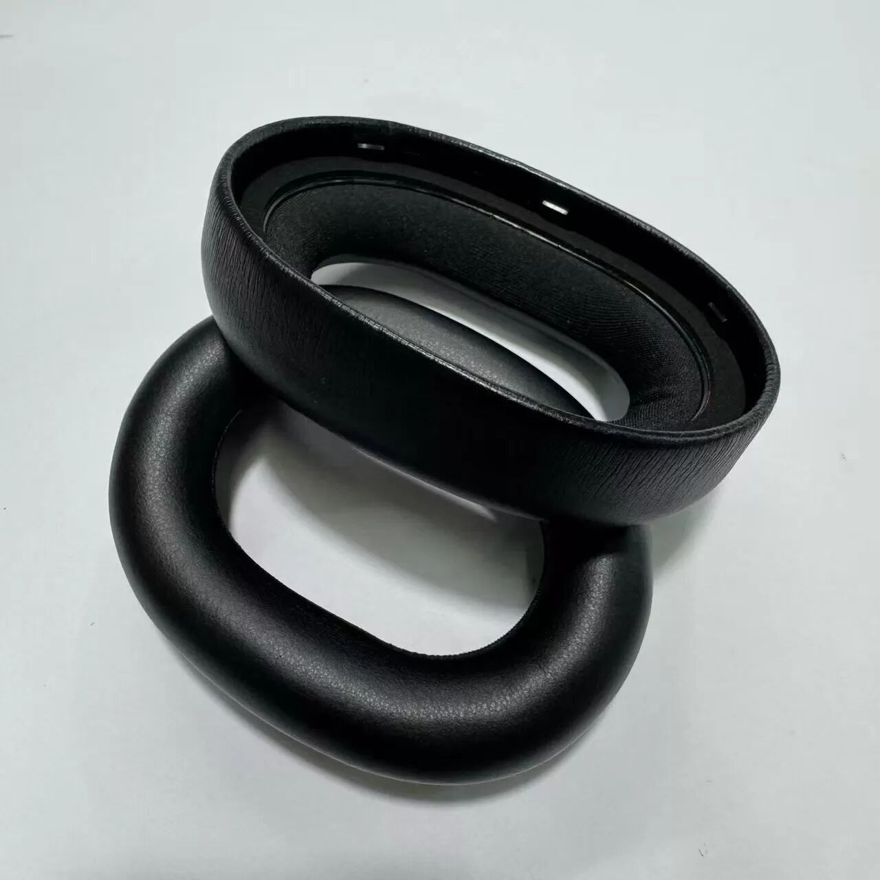 INF Ersatz-Ohrpolster für Poly Voyager Surround 80 UC - 2er-Pack, Proteinleder, Schwarz