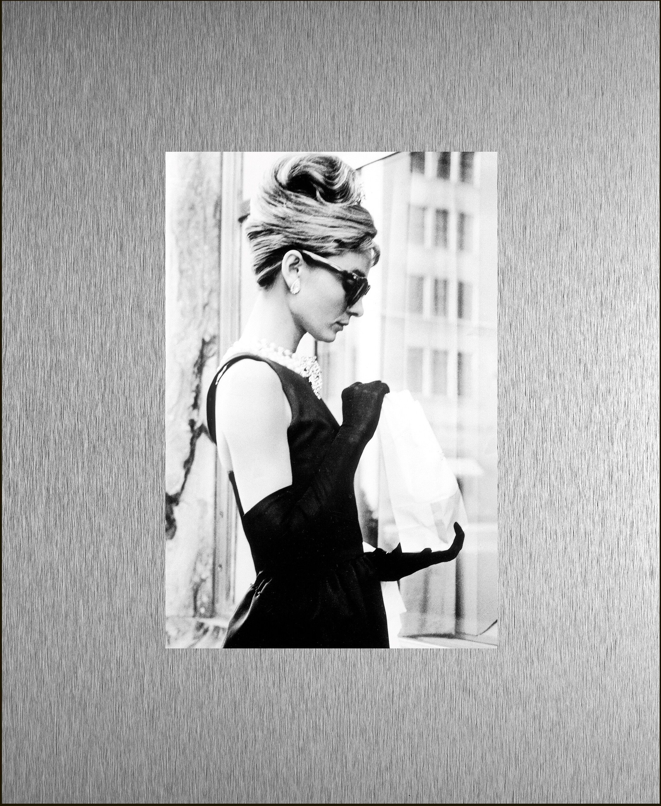 Bild QUEENCE "Trend Wandbild, Wandkunst, Kunstdruck "Audrey Hepburn", schwarz-weiß (farbe rahmen: schwarz, farbe bild(er): silber), B:50cm H:40cm T:1,5cm, Aluminium, Bilder, Bild, inkl. Passepartout aus hochwertigem Aluminium und schwarzem Rahmen