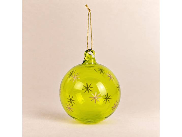Grüne Weihnachtskugel aus Glas mit goldenen Sternenmustern