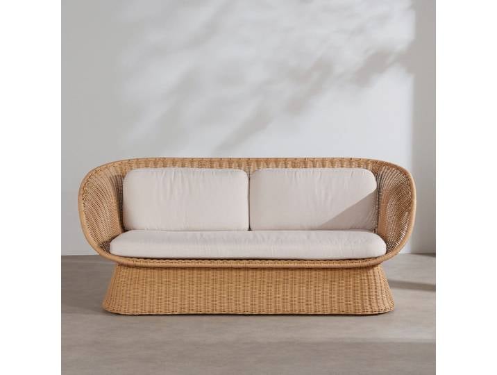 Zweisitziges Gartensofa aus recyceltem, gewebtem Kunststoff in Beige mit ecrufarbenen Kissen aus recyceltem Polyester