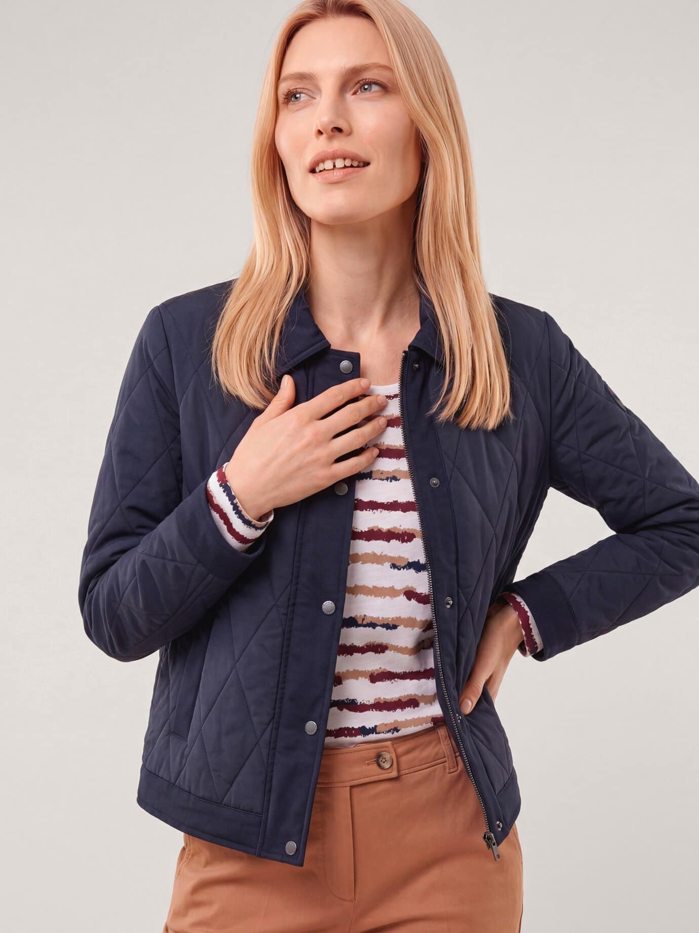 Walbusch Kurze Steppjacke mit Materialmix, normale Größen#Kurzgrößen, Farbe Blau, 23, leicht & wärmend wind- und wasserabweisend Damen