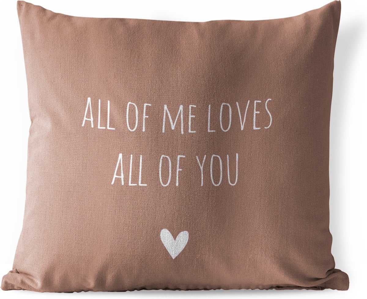 Weerbestendig buitenkussen met Engelse quote All of me loves all of you en hartje, bruin, 50 x 50 cm