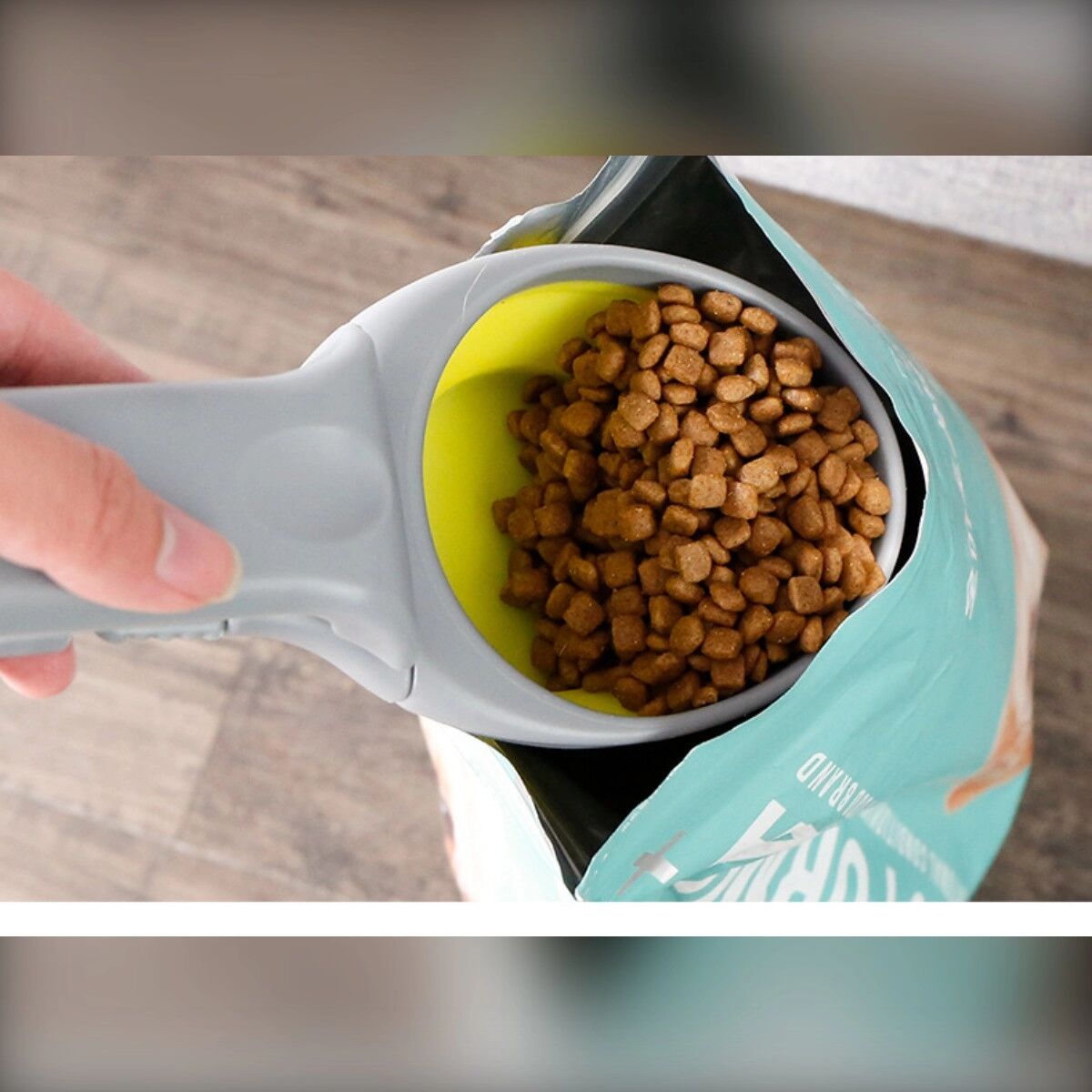 INF Mehrzweck Silikon-Schaufel mit Clip – Zusammenklappbarer Beutelversiegler, 110g Fassungsvermögen, abnehmbar, Gelb