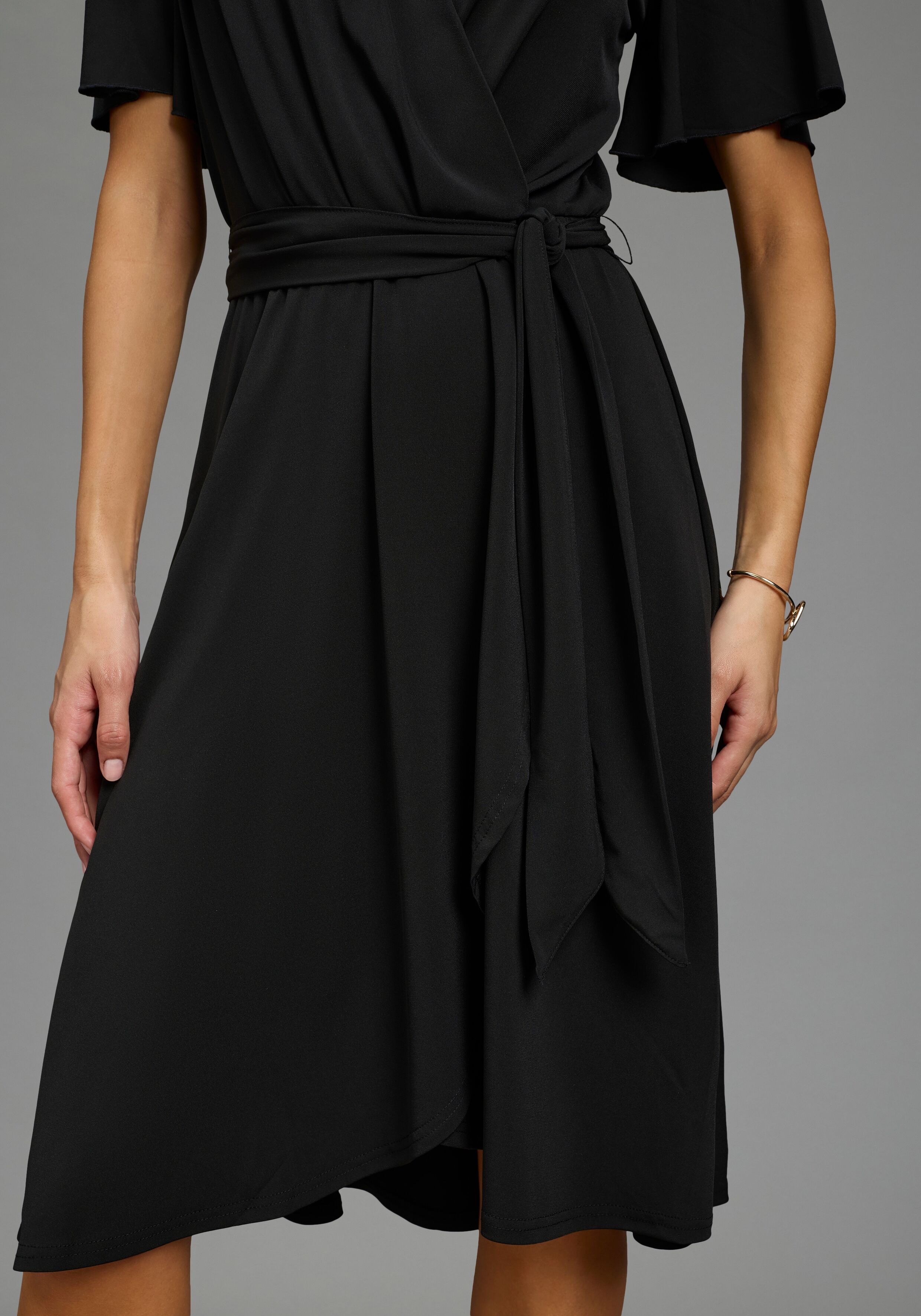 Abendkleid LAURA SCOTT, Damen, Gr. 40, N-Gr, Kurzarm, Jersey, schwarz, Jersey, Obermaterial: 95% Polyester, 5% Elasthan, unifarben, figurbetont knielang, tiefer V-Ausschnitt, Flügelärmel, Kleider Abendkleid, knielang, figurbetont, aus elastischem Single J
