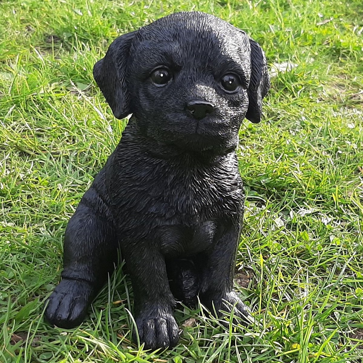 Farmwood Beeldje Zittende Zwarte Labrador Retriever Pup voor op Tafel