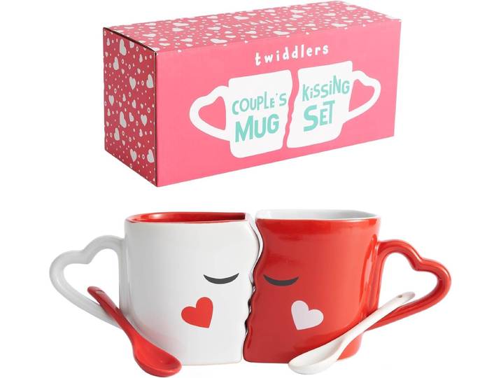 The Twiddlers – Kussende Koffiemokken Set – Grote Keramische Paarmokken met Lepels in Geschenkdoos – Cadeau voor Koppels & Ouders