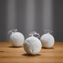 ESCADILLA Weihnachtskugel aus edlem Biskuitporzellan Ahornblatt