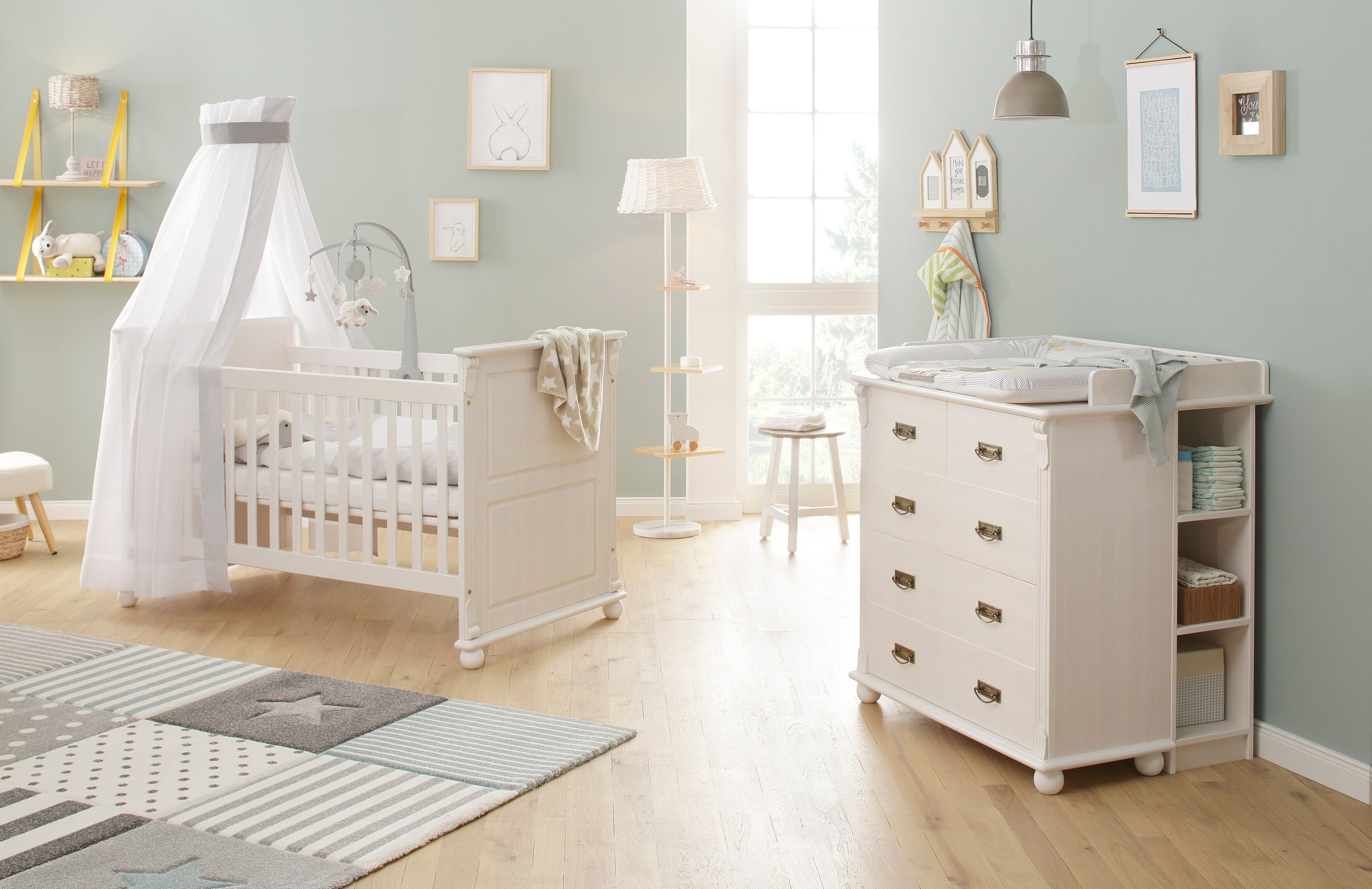 Babyzimmer-Komplettset GOODPRODUCT "Aimo, luxoriöser Landhausstil, Messinggriffe", Kinder, Gr. Kinderbett & Wickelkommode, B/H: 70cm x 140cm, Kinderbett & Wickelkommode, weiss (weiß), Schlafzimmermöbel-Sets Babyzimmer-Komplettset, aus Massivholz; FSC-Holz
