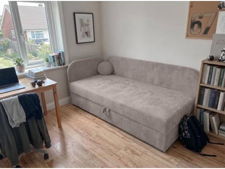 AX Living Nilda Tagesbett 90x200 cm Beige mit Bettkasten Gepolsterte Rückenlehne; Seitenlehne links oder rechts montierbar.