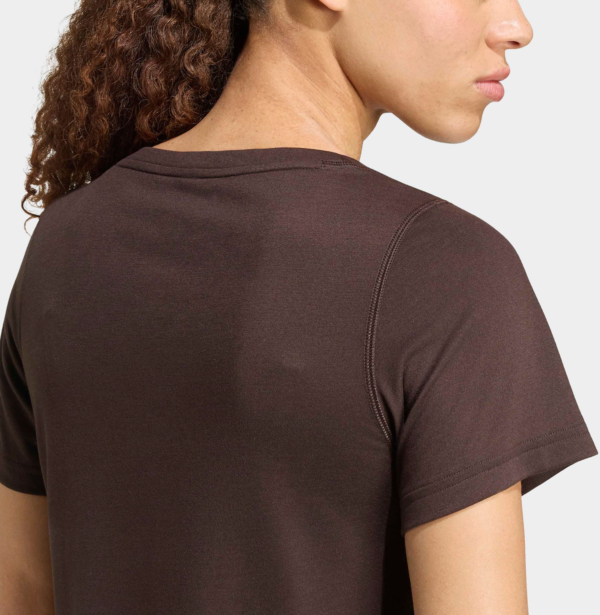 T-Shirt ADIDAS PERFORMANCE "WORKOUT ESSENTIALS MIT TIEFEM AUSSCHNITT", Damen, Gr. XS, braun (aurora coffee), Obermaterial: 70% Polyester, 30% Viskose, normal, Rundhals, Shirts T-Shirt, für sportliche Looks im Alltag und beim Training, ohne Verschluss auro