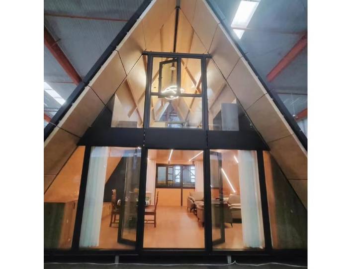 Maison de conteneur au design moderne, cadre métallique, Structure en acier, Construction d'appartement préfabriquée, maison de conteneur triangulaire