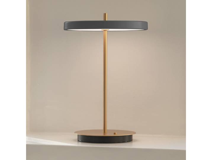 Asteria Move LED-Akkutischlampe, grau/messing, 31cm - UMAGE - Wohnzimmer - Design - Metall - Mit Schirm