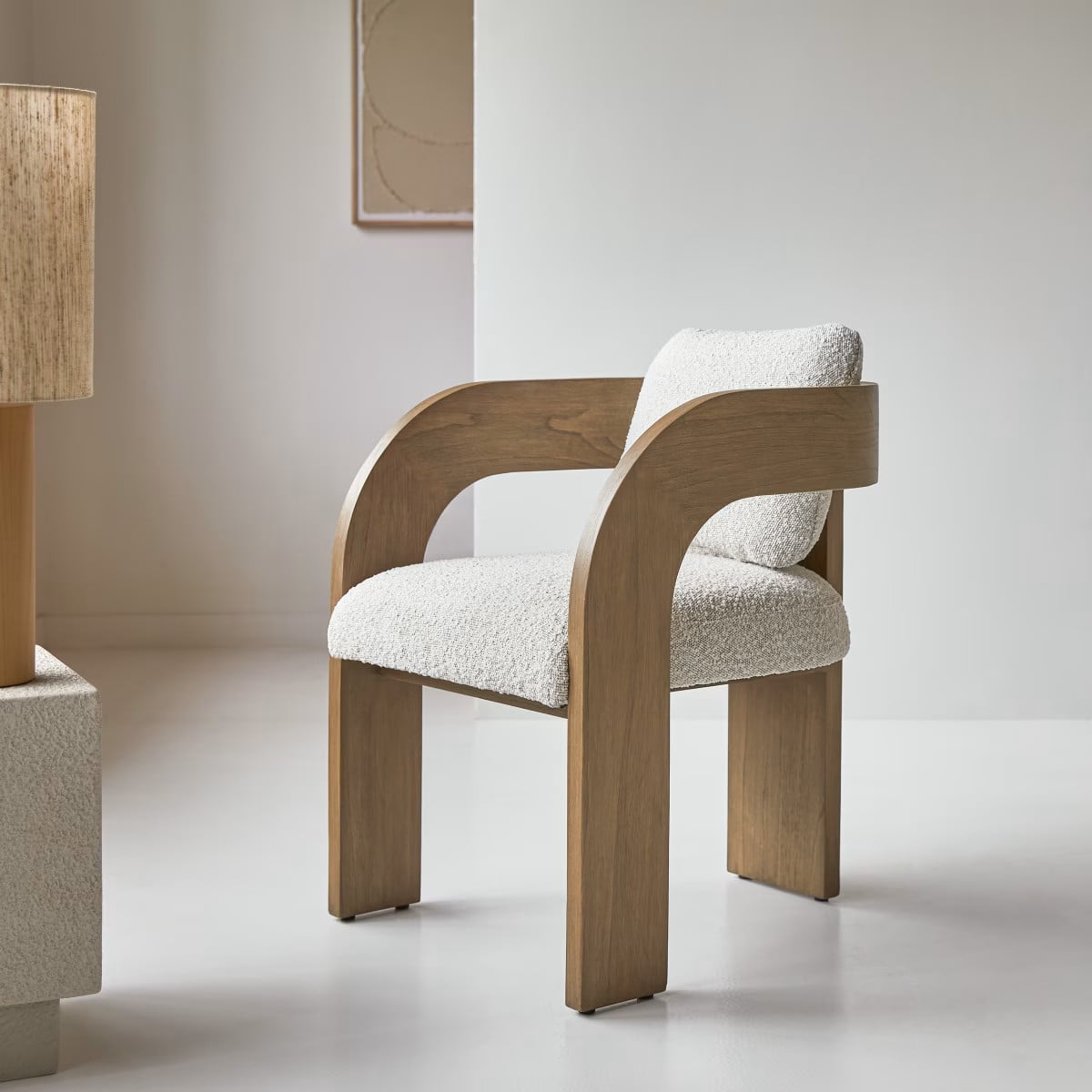 Tikamoon Stoel van massief mindihout met beige boucle stof