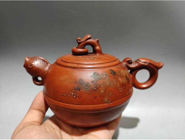 Pot en argile violette Yixing chinoise de 7 pouces, pot à bouche de poisson Dragon, bouilloire, pot à vin gravé, ornements