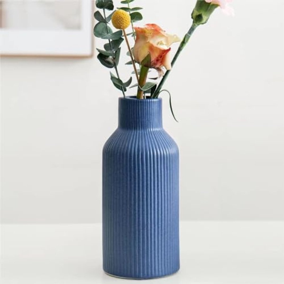 Blauwe keramische vaas in moderne Boheemse stijl voor decoratie