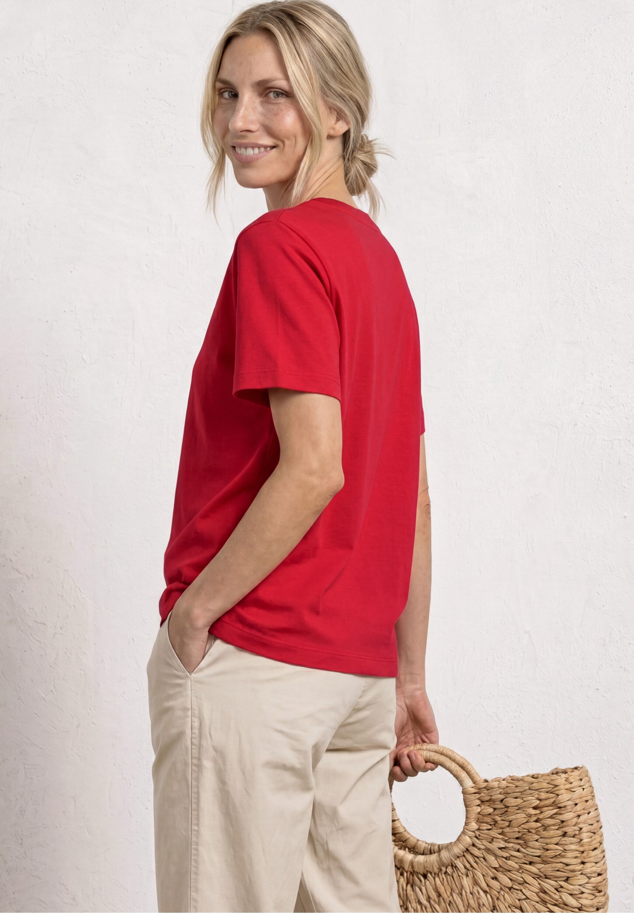 Kurzarmshirt STREET ONE, Damen, Gr. 46, rot (salsa rot), Jersey, Obermaterial: 97% Baumwolle, 3% Elasthan, unifarben, normal hüftlang, Rundhals, abgesteppte Kante, Shirts Kurzarmshirt, Sommershirt im verkürzten Schnitt salsa rot 46