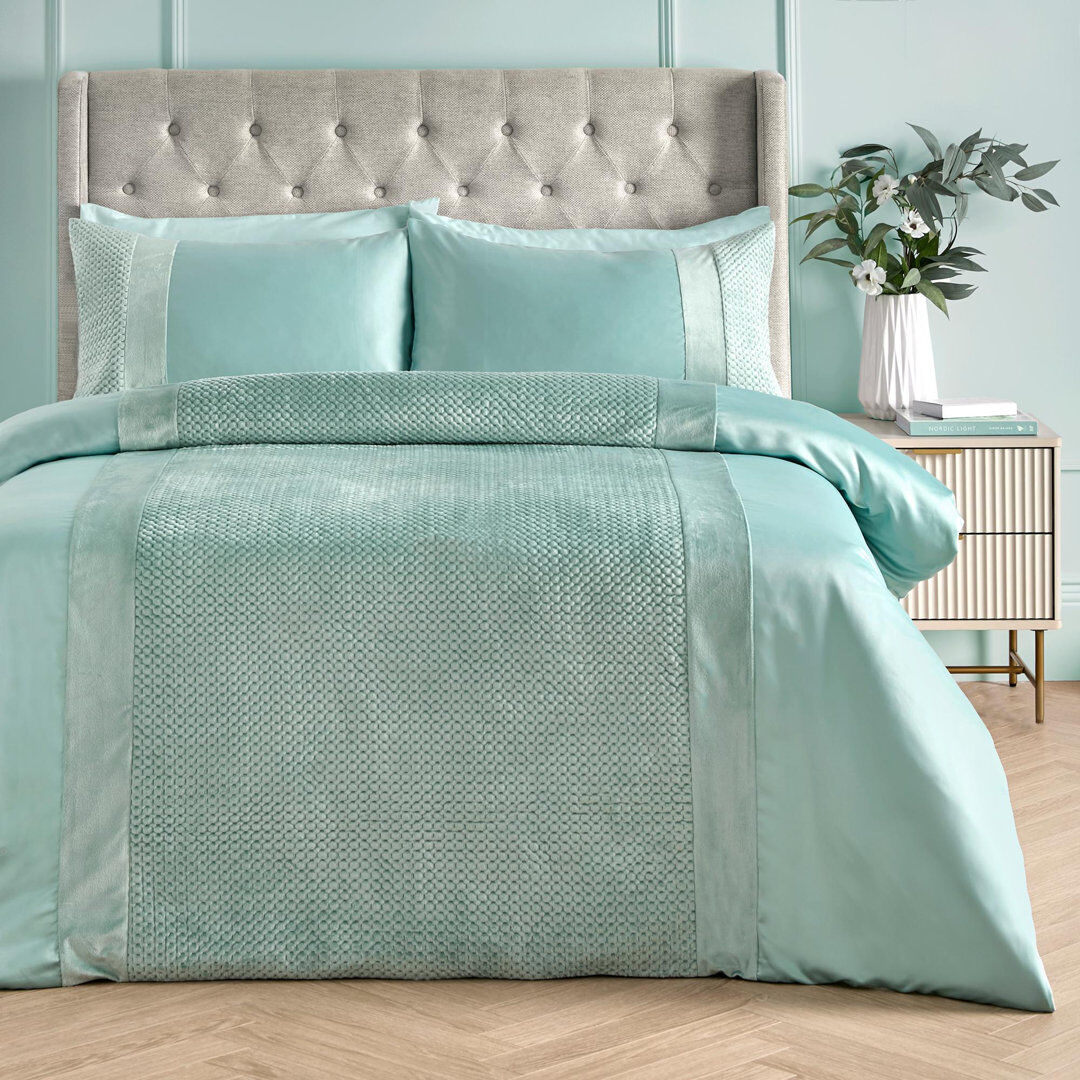 Soiree Iras Polyester No Pattern Duvet Cover Set with Pillowcases Included King Duvet Cover Set + 2 Pillowcases