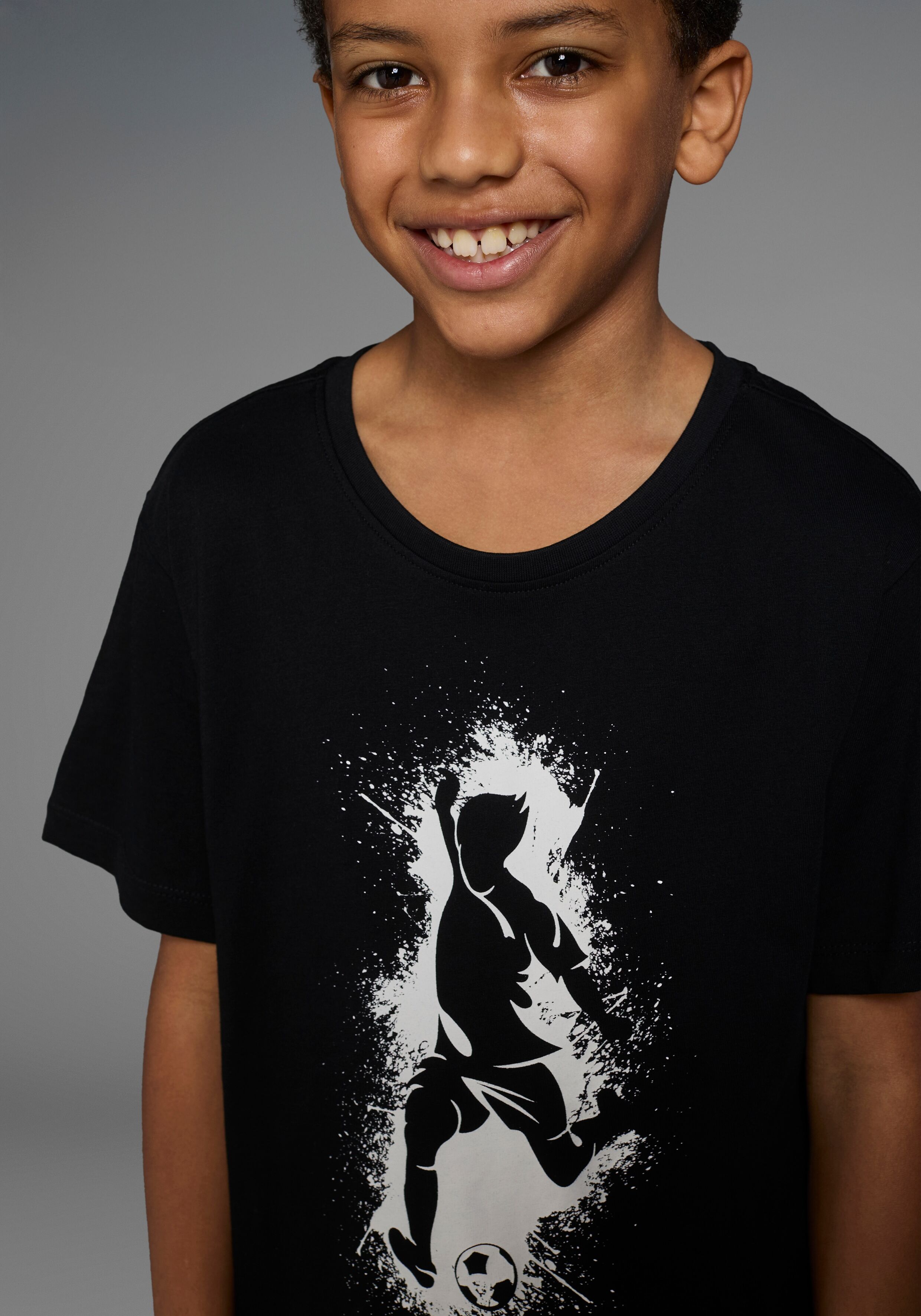 T-Shirt KIDSWORLD "Mit lässigem FUSSBALLER - Druck", Jungen, Gr. 128/134, schwarz, Jersey, Obermaterial: 100% Baumwolle, bedruckt, Basic, Rundhals, Shirts T-Shirt, Kurzarm, Basic-Passform, mit stylischem Druck, Rundhalsausschnitt schwarz 128/134