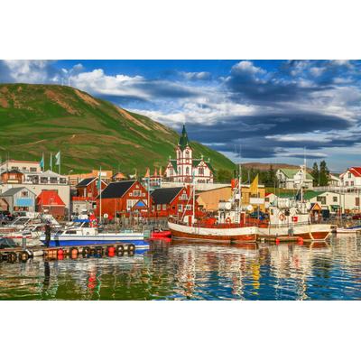 Fototapete PAPERMOON "HUSAVIK ISLAND-BOOTE GEBIRGE DORF STEG BRÜCKE WALD BERG", bunt, B:5m L:2,8m, Vlies, Tapeten