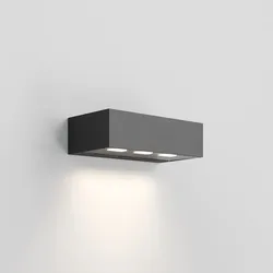 Zafferano Asymmetrische 3-flammige Außenwandleuchte, schwarzes Aluminium, integrierte LED (15,5W, 3000K, IP54, 1744lm), Lichtkegel nach vorne gerichtet.