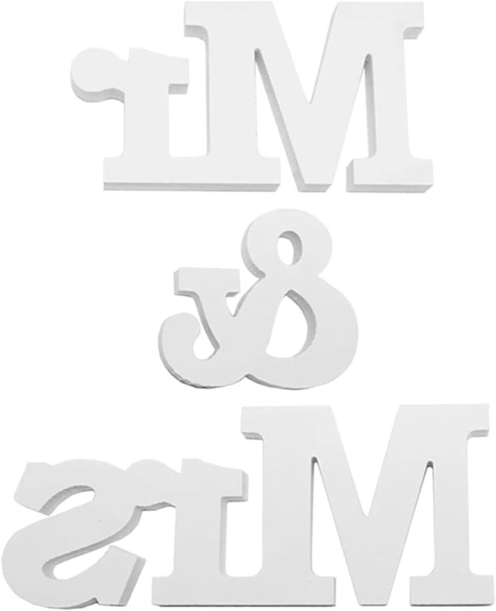 Houten letters Mr en Mrs voor tafeldecoratie bij bruiloften en feestjes
