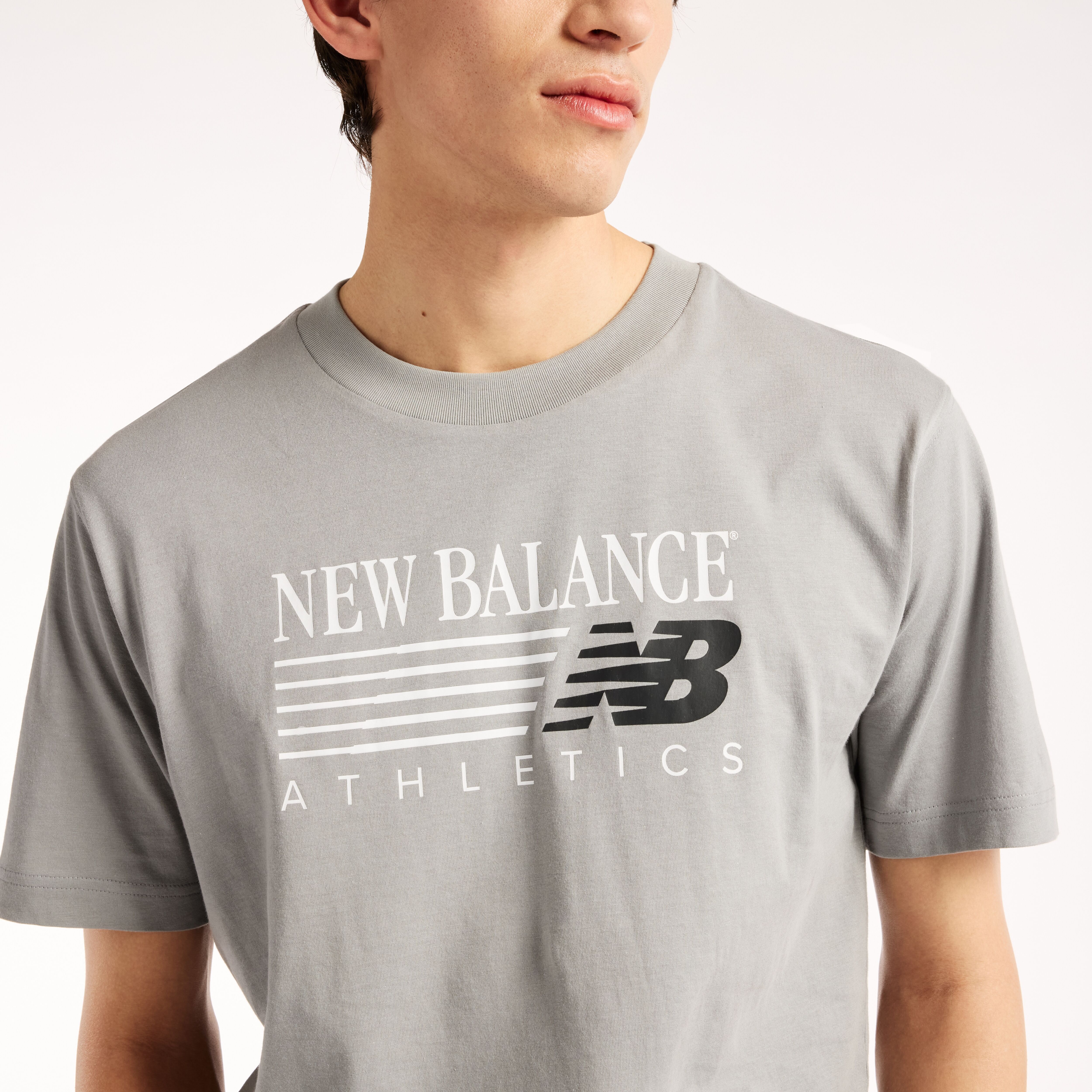 T-Shirt NEW BALANCE "REIMAGINED GRAPHIC T-SHIRT", Herren, Gr. L, grau (slate grau (yst)), Obermaterial: 100% Baumwolle, Shirts T-Shirt, sportlicher Stil, aus Baumwolle, T-Shirt-Schnitt