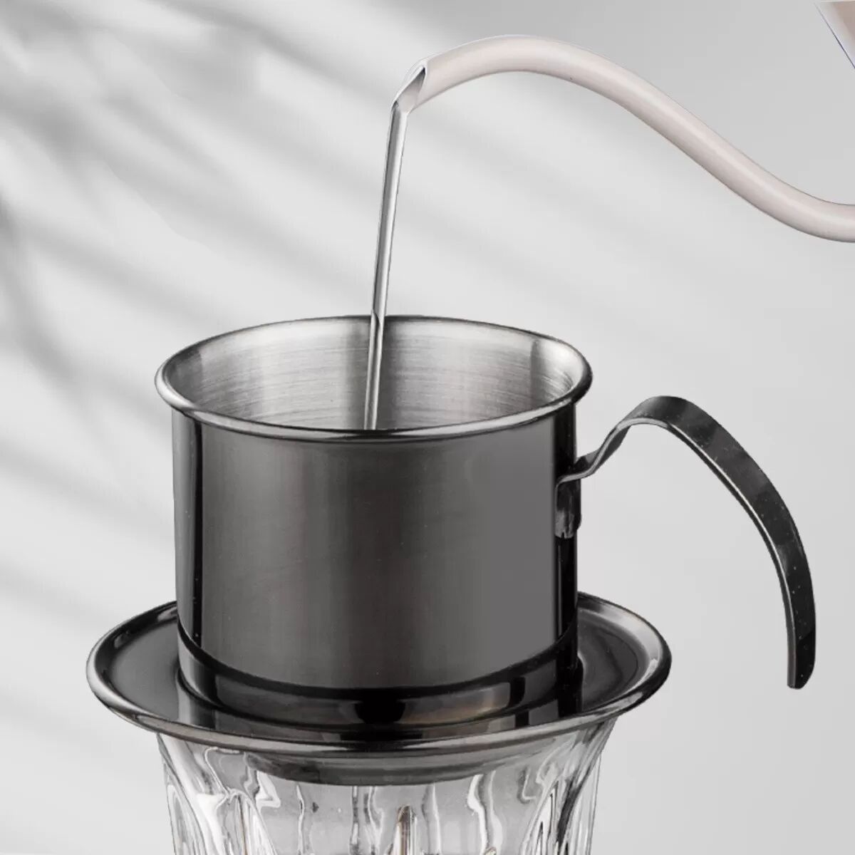 INF 304 Edelstahl Pour-Over Kaffeefilter mit Verteilungsscheibe und Metallfilter — Gleichmäßige Extraktion, Wiederverwendbar Schwarz