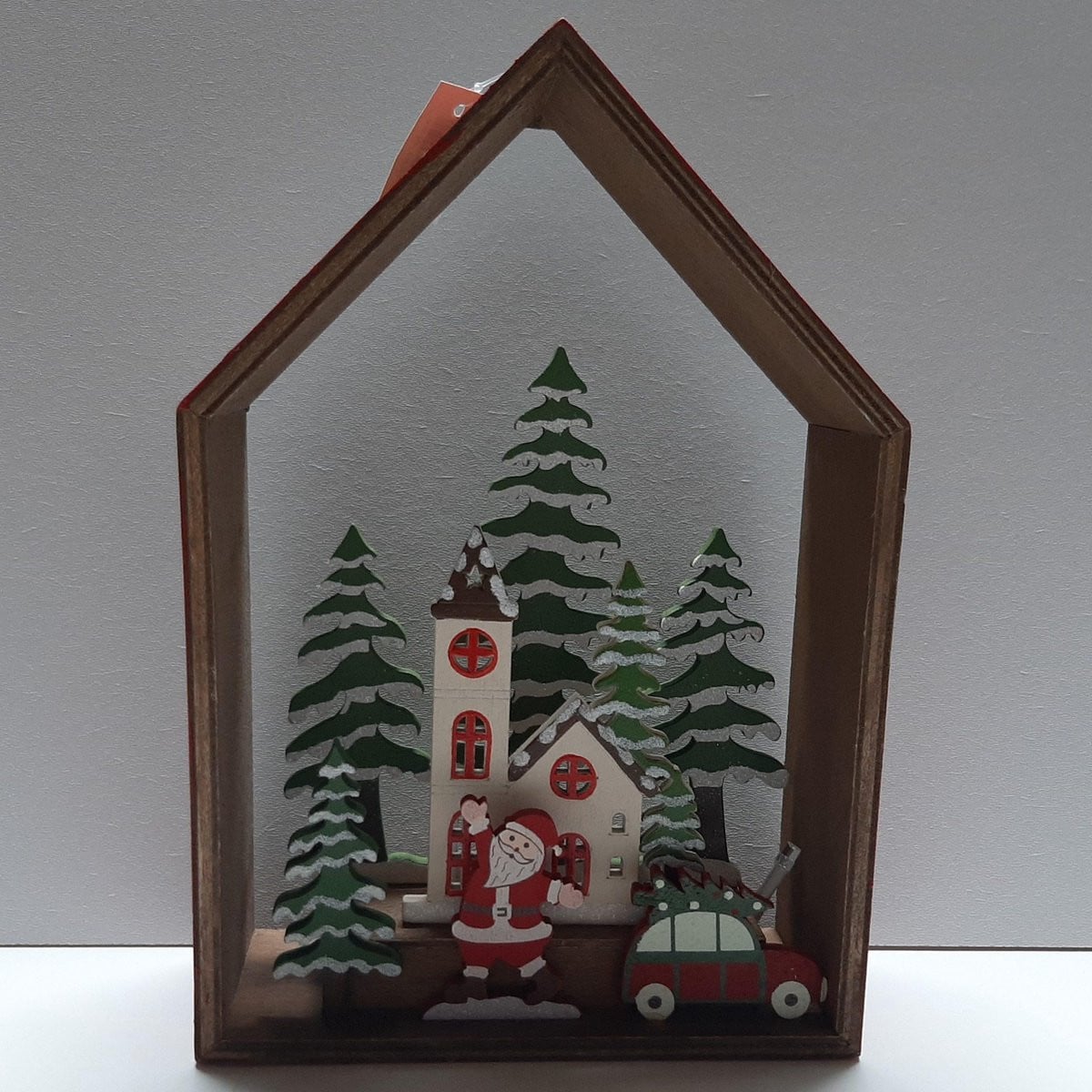 Kerstdecoratie houten huis met kerstman in winters tafereel