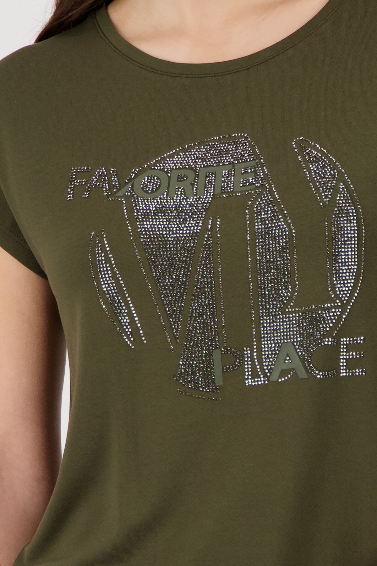 T-Shirt MONARI "Shirt Schmuck", Damen, Gr. 38, grün (olive), Web, Obermaterial: 45% Modal, 45% Viskose, 10% Elasthan, unifarben, regular fit taillenbedeckt, Rundhals, angeschnitten gerader Abschluss, Shirts T-Shirt, Regular fit mit Strasssteinen olive 38